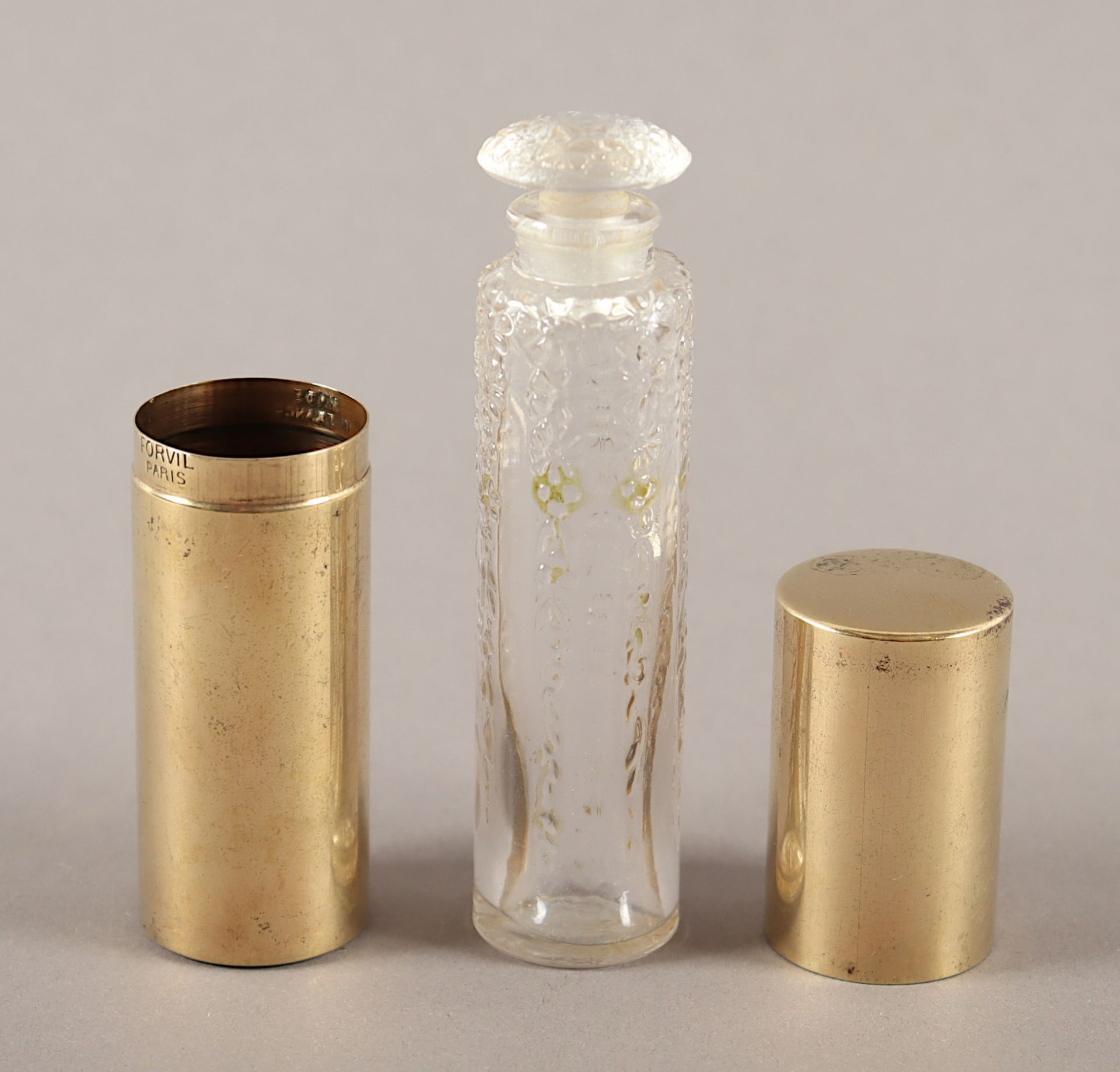 PARFUMFLAKON, farbloses Glas, in Messingetui, L 9,5, gemarkt LALIQUE 