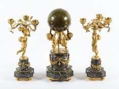 FIGURENPENDULE "PUTTEN MIT HIMMELSGLOBUS", Bronze, vergoldet bzw. patiniert, Marmor, H 39, Werk mit