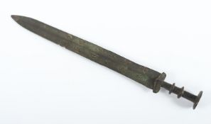 SCHWERT, Bronze, zweischneidige Klinge mit wenig ausgeprägtem Mittelgrat, kurzer Griff mit zwei Rin