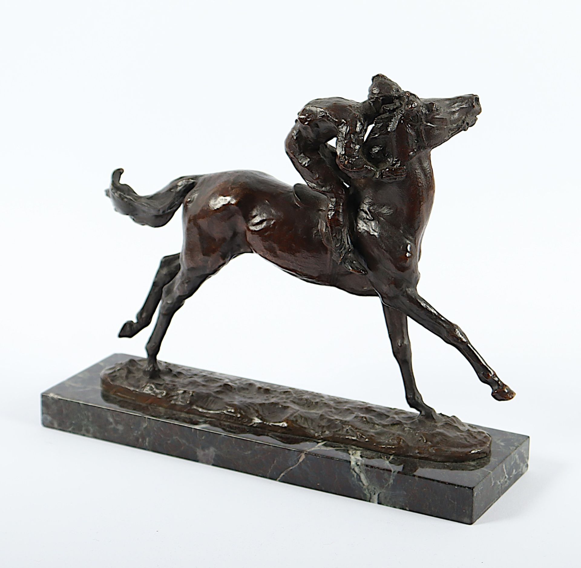 PARIS, René (1881-1970), "Jockey auf einem Rennpferd", Bronze, L 25, H 19, Marmorsockel, betitelt:  - Bild 2 aus 4