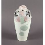 JUGENDSTIL-VASE, Schulter und Lippenrand durchbrochen und reliefiert gearbeitet, farbig staffiert,