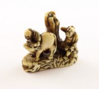 NETSUKE KYOYU UND SOFU, Elfenbein, Kyoyu sitzt an einem Wasserfall und Sofu führt einen Ochsen, Alt