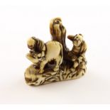 NETSUKE KYOYU UND SOFU, Elfenbein, Kyoyu sitzt an einem Wasserfall und Sofu führt einen Ochsen, Alt