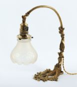 JUGENDSTIL-TISCHLAMPE, Bronze, einflammig, Schirm aus satiniertem und geschliffenem Glas, H 34, DEU