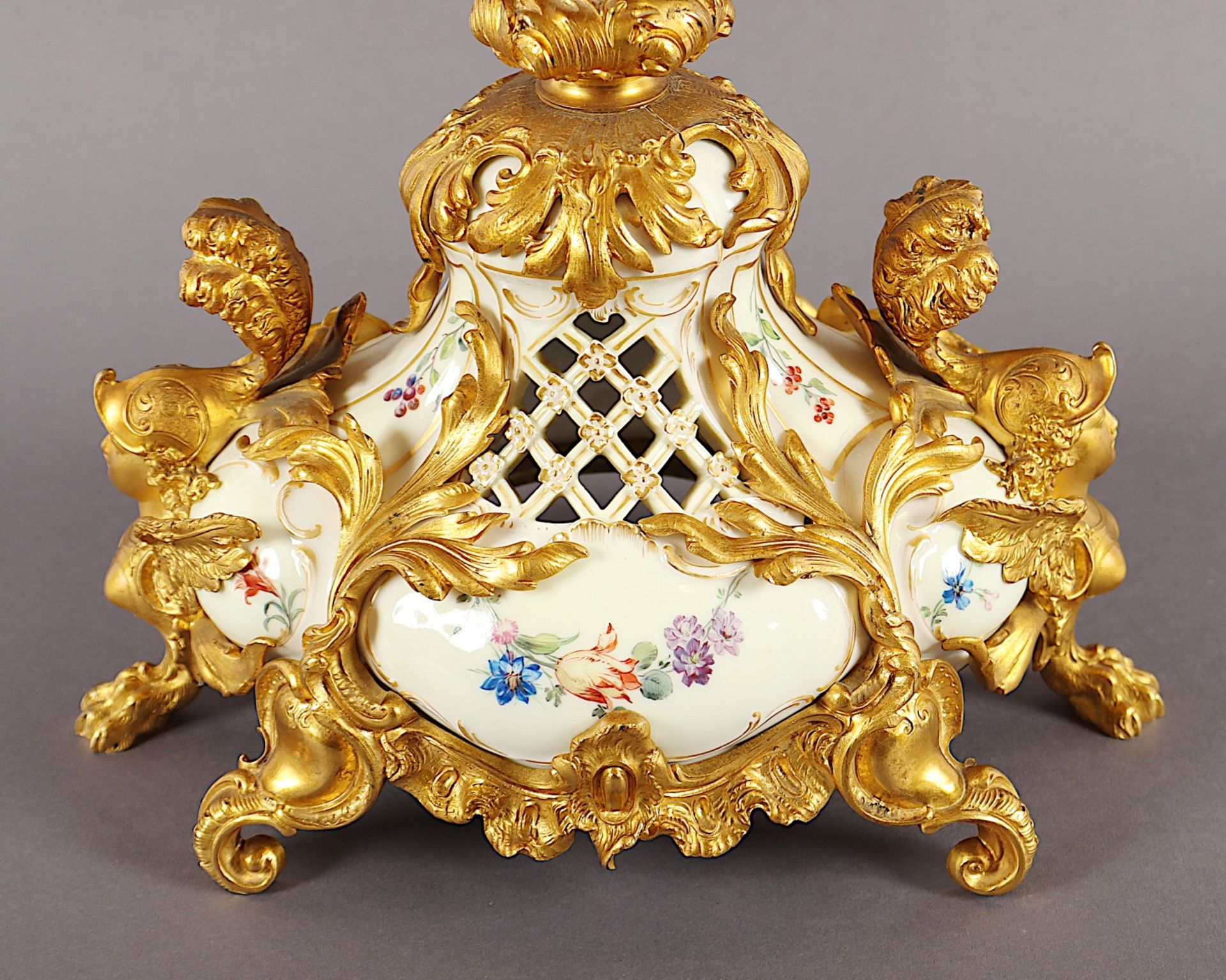 GROSSER KANDELABER, Seger-Porzellan, vergoldete Bronze, steckbarer siebenflammiger Leuchteraufsatz, - Bild 7 aus 12