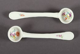 ZWEI GEWÜRZLÖFFEL, farbig gemalte Blumen, L 11, min.best., MEISSEN, um 1900 