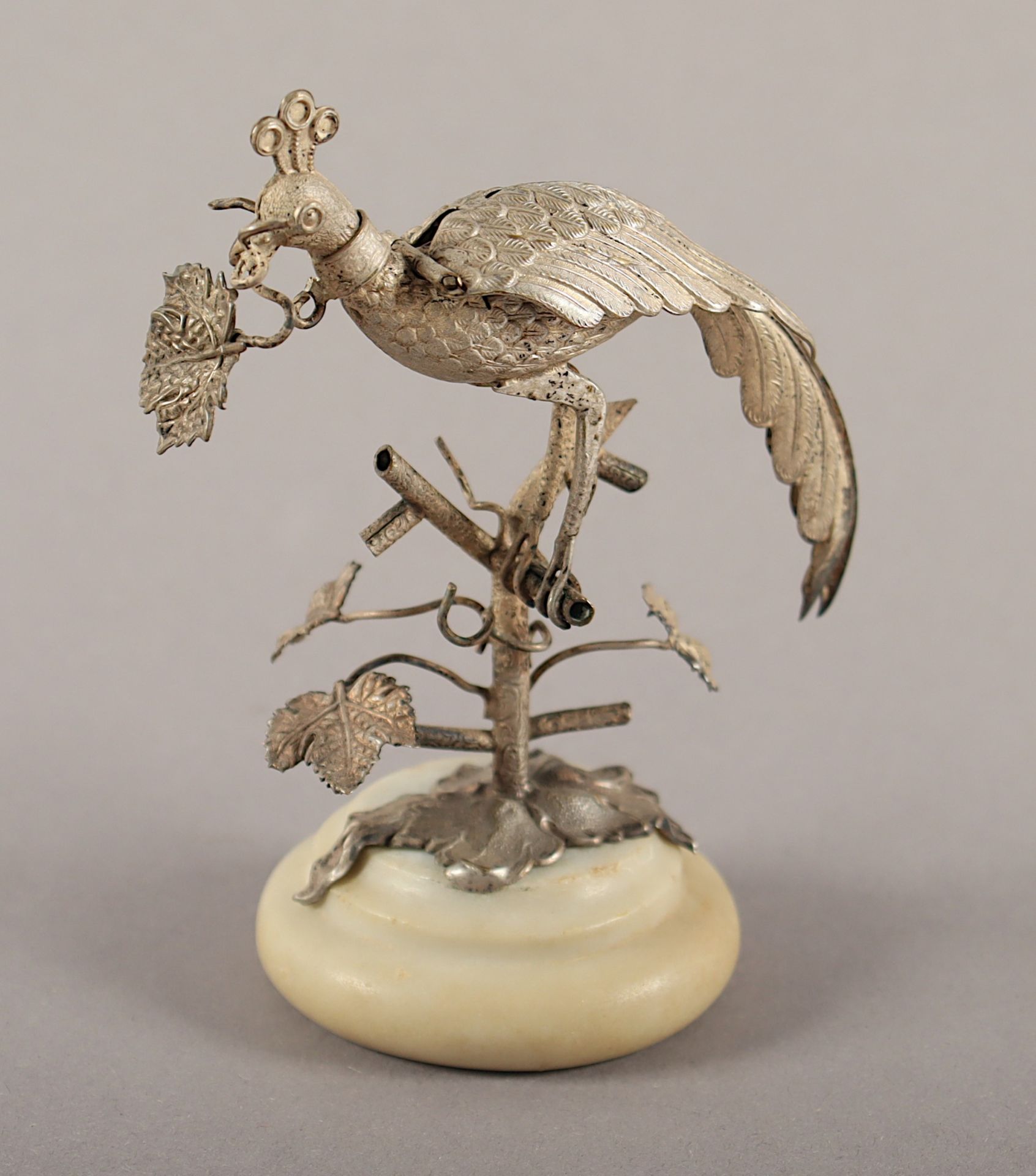 TASCHENUHRENHALTER, Silber geprüft, Vogel mit beweglichen Flügeln auf einem Ast, Sockel Alabaster, 