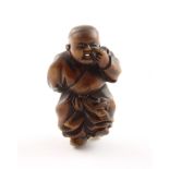 NETSUKE KARAKO, Buchsbaum, bewegliche Zunge und Spielzeug Bein, H 4,5, sign. JAPAN, E.19.Jh.