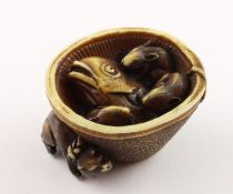 NETSUKE, Elfenbein, in einer Schale liegt ein Fischkopf und drei Ratten nagen an ihm, unter dem Ran