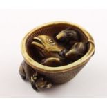 NETSUKE, Elfenbein, in einer Schale liegt ein Fischkopf und drei Ratten nagen an ihm, unter dem Ran