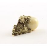 NETSUKE SHISHI, Elfenbein, detailiert geschnitzter Wächterlöwe mit großen Ball, L 4,3, Riss, JAPAN,