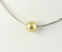 KUGELANHäNGER, 750/ooo Gelbgold, besetzt mit kleinen Brillanten von zusammen ca. 0,15 ct., 3,6g 