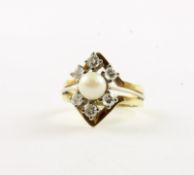 PERL-BRILLANT-RING, 585/ooo Gelbgold/Weißgold, besetzt mit einer Perle und sechs Brillanten, RG 56,