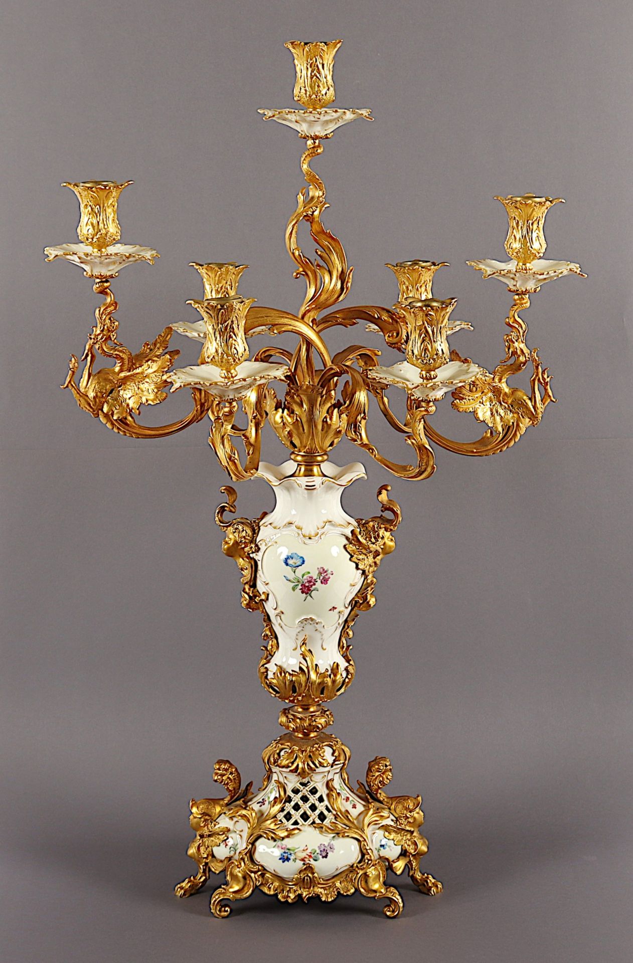 GROSSER KANDELABER, Seger-Porzellan, vergoldete Bronze, steckbarer siebenflammiger Leuchteraufsatz, - Bild 3 aus 12
