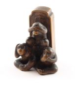 NETSUKE SANBIKI SARU, Holz, Augen schwarzes Horn, sign., die drei Affen (sanbiki saru) vor einer St