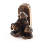 NETSUKE SANBIKI SARU, Holz, Augen schwarzes Horn, sign., die drei Affen (sanbiki saru) vor einer St