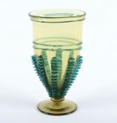 KLEINE VASE "A LA VENISE", grünes Glas mit dunkelgrünen Aufschmelzungen, H 14, wohl DEUTSCH, um 190