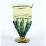 KLEINE VASE "A LA VENISE", grünes Glas mit dunkelgrünen Aufschmelzungen, H 14, wohl DEUTSCH, um 190