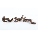 DREI LIEGENDE FIGUREN, Bronze, L 12