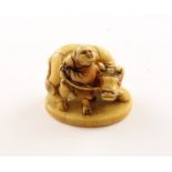 NETSUKE HIRTE MIT OCHSE, Elfenbein, der Knabe versucht den Ochsen in eine andere Richtung zu lenken