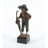 JUNGE MIT SCHIRM, Bronze, H 14, seitlich Gießermarke Gladenbeck/Berlin, um 1920