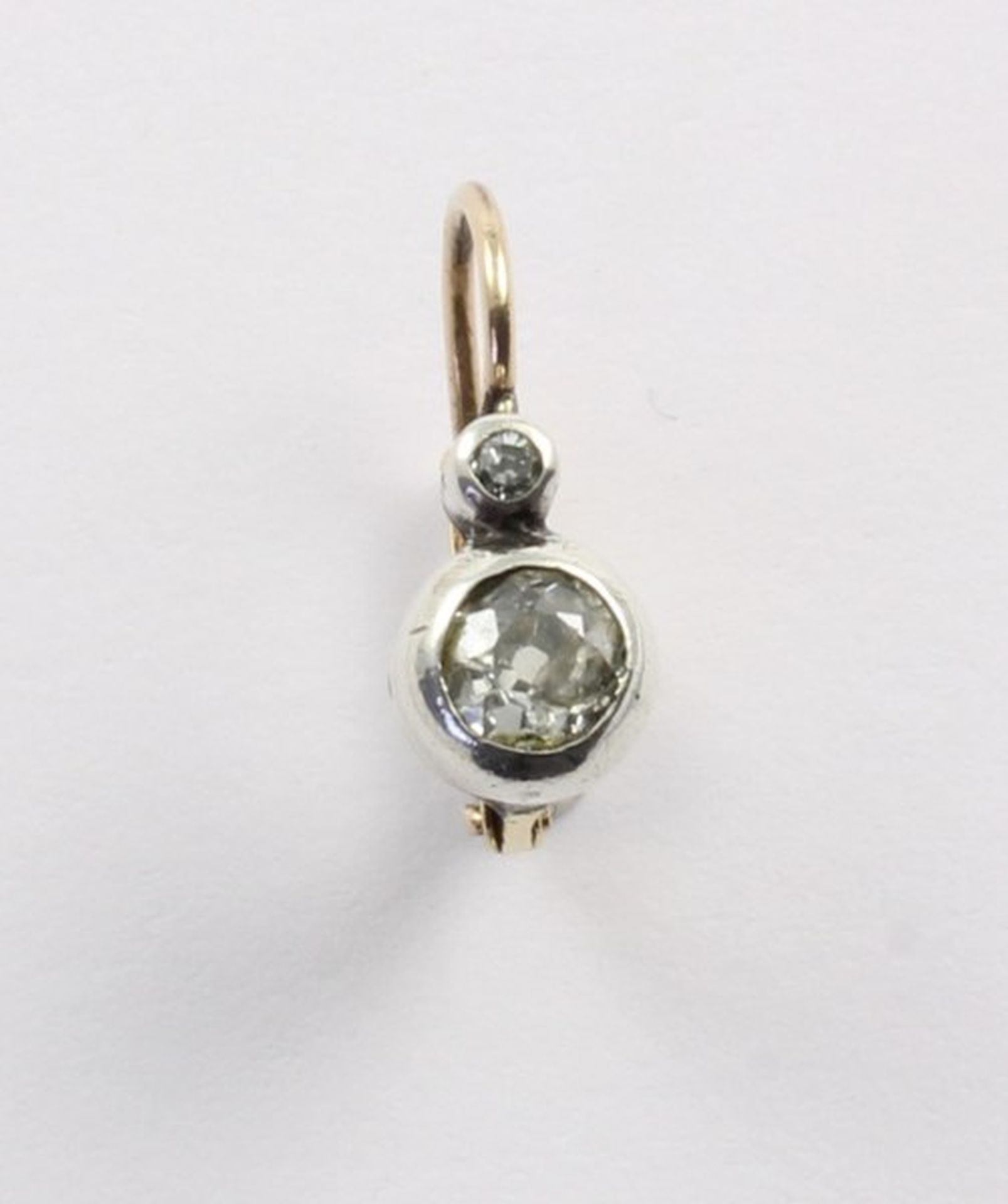 EIN OHRHÄNGER, 585/ooo Gelbgold, besetzt mit einem Altschliff-Diamanten von ca. 0,25 ct., L 1,7, 1,