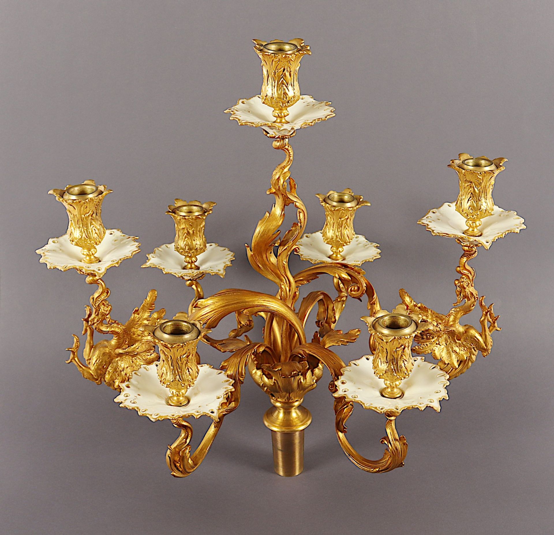 GROSSER KANDELABER, Seger-Porzellan, vergoldete Bronze, steckbarer siebenflammiger Leuchteraufsatz, - Bild 9 aus 12
