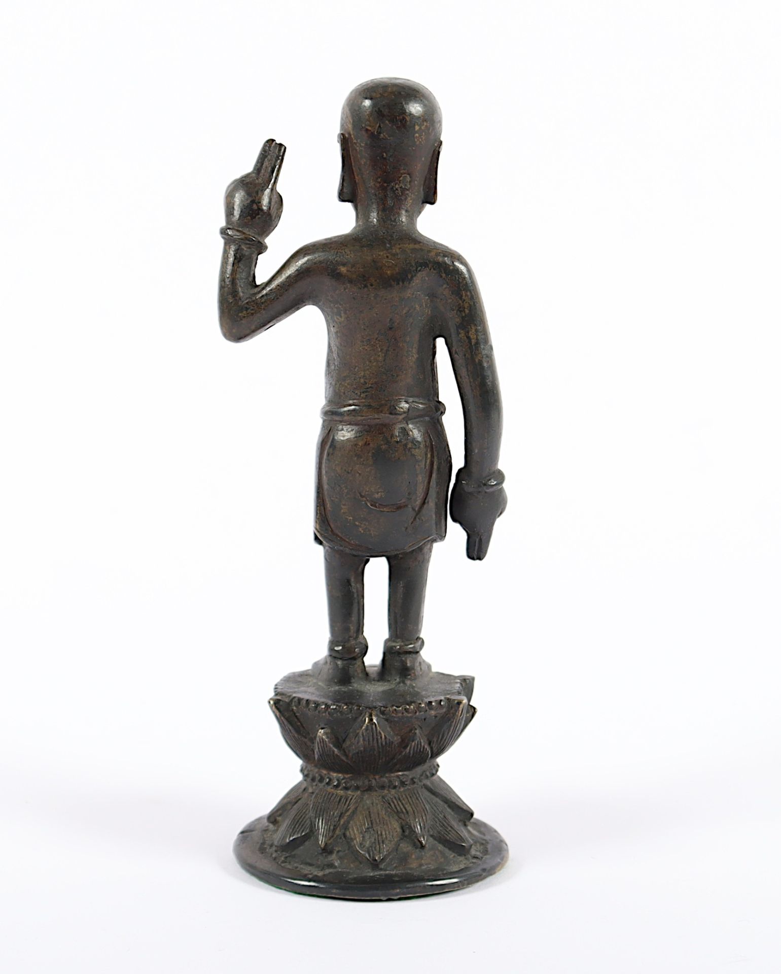 BUDDHA ALS KNABE, Bronze, Reste einer Vergoldung, Buddha auf einem Lotus stehend, H 14, CHINA, 18.J - Bild 2 aus 3