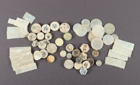 KONVOLUT SPIELSTEINE UND MÜNZEN, 30 Porzellanmünzen und 38 Perlmutt-Spielsteine, CHINA, um 1900 
