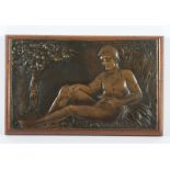 RELIEFPLATTE, liegender männlicher Akt, Bronze, auf Holz montiert, 18,5 x 29, unleserlich signiert,