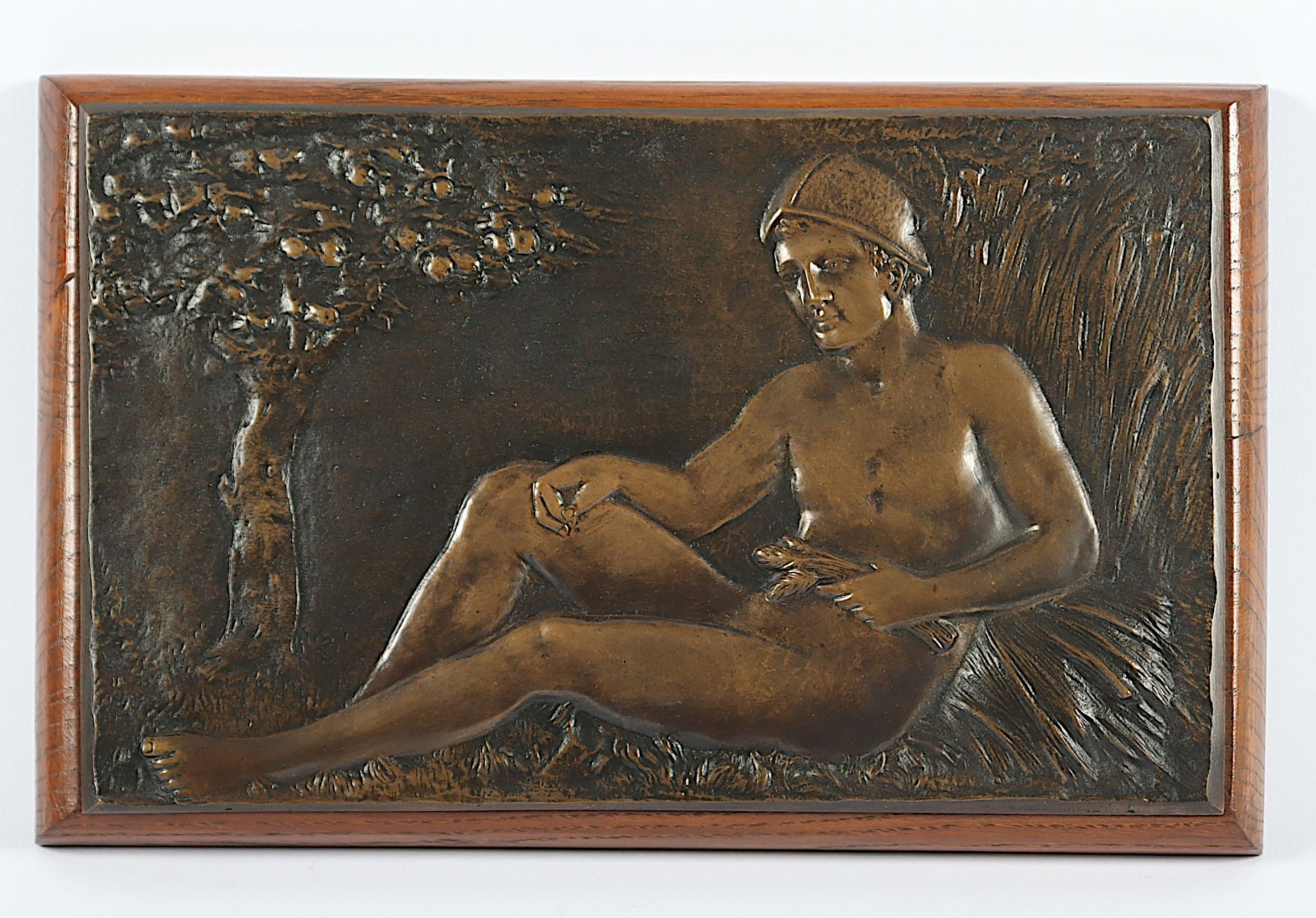 RELIEFPLATTE, liegender männlicher Akt, Bronze, auf Holz montiert, 18,5 x 29, unleserlich signiert,