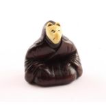 NETSUKE SCHAUSPIELER MIT MASKE, Holz, der sitzende Schauspieler trägt eine Tanukimaske aus Bein, H