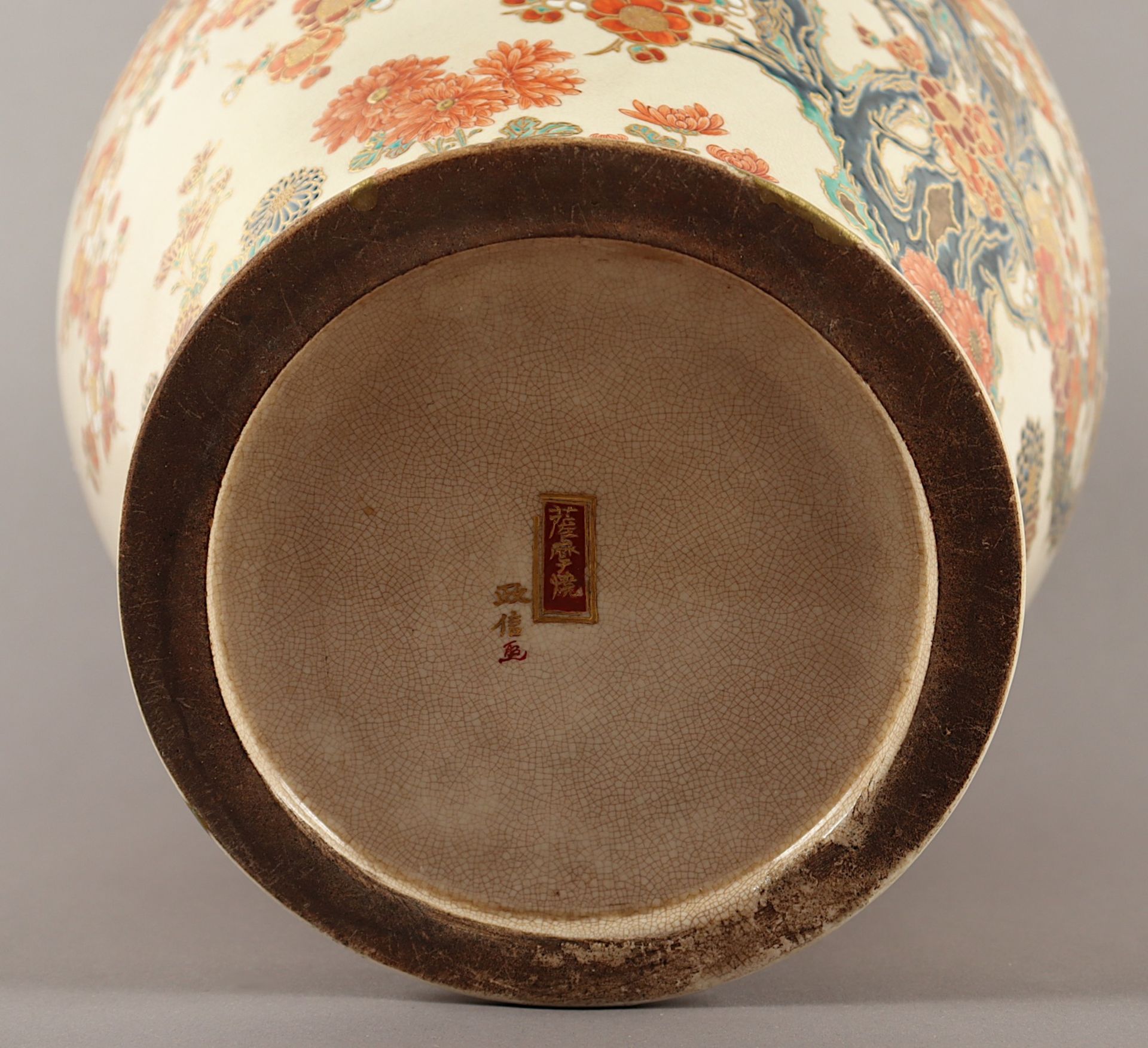 GROSSE SATSUMA-VASE, beigefarbener Scherben mit transparenter, feinmaschig craquellierter Glasur, a - Image 6 of 6