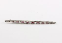 ART-DECO-STABNADEL, 950/ooo Platin, besetzt mit Diamanten von zusammen ca. 1,15 ct. sowie kleinen B