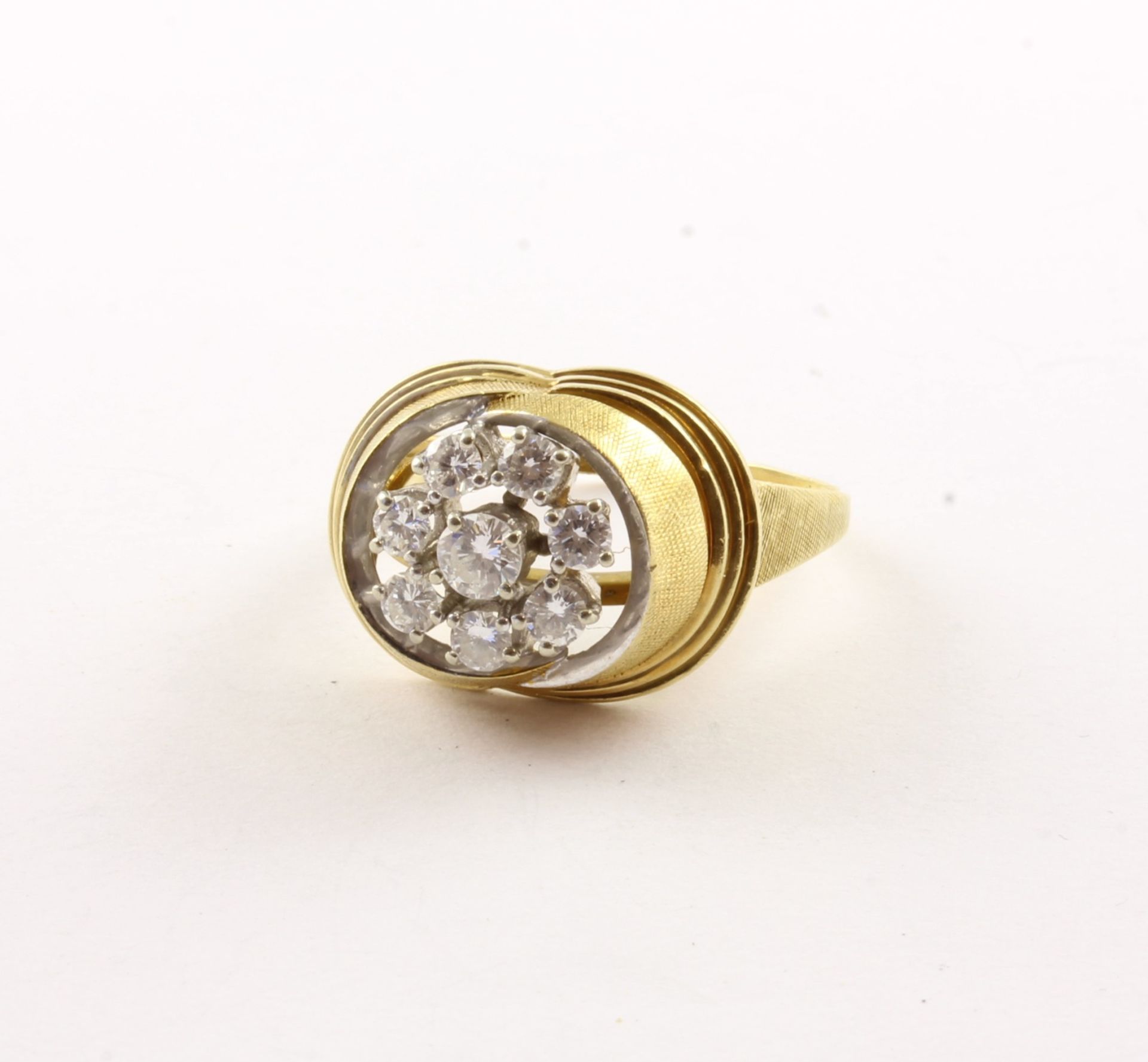 BRILLLANT-RING, 585/ooo Gelbgold, besetzt mit Brillanten und Diamanten von zusammen ca. 0,50 ct., R