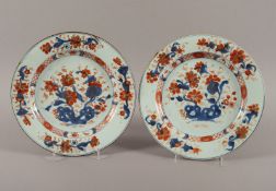 ZWEI IMARI-TELLER, Porzellan, in Unterglasurblau, Eisenrot und Gold dekoriert, Dm 22, min.ber., CHI