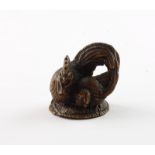 NETSUKE HAHN UND HENNE, Buchsbaum, Augen schwarzes Horn, aneinandergeschmiegt sitzen die beiden auf