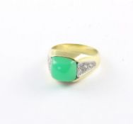 CHRYSOPRAS-RING, 585/ooo Gelbgold, Diamanten von zusammen ca. 0,10 ct., RG 56, 6,6g 