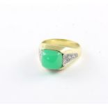 CHRYSOPRAS-RING, 585/ooo Gelbgold, Diamanten von zusammen ca. 0,10 ct., RG 56, 6,6g