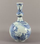 VASE, Porzellan, unterglasurblau dekoriert, H 36, rest., JAPAN, um 1700 