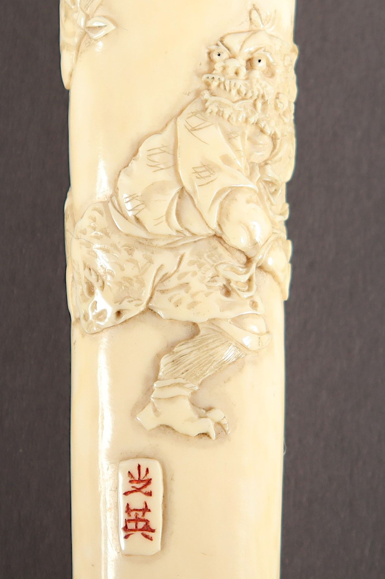 GRIFF, Elfenbein, im flachen Relief und geschwärzt graviert sehr fein geschnitzte Darstellung kämpf - Image 3 of 4