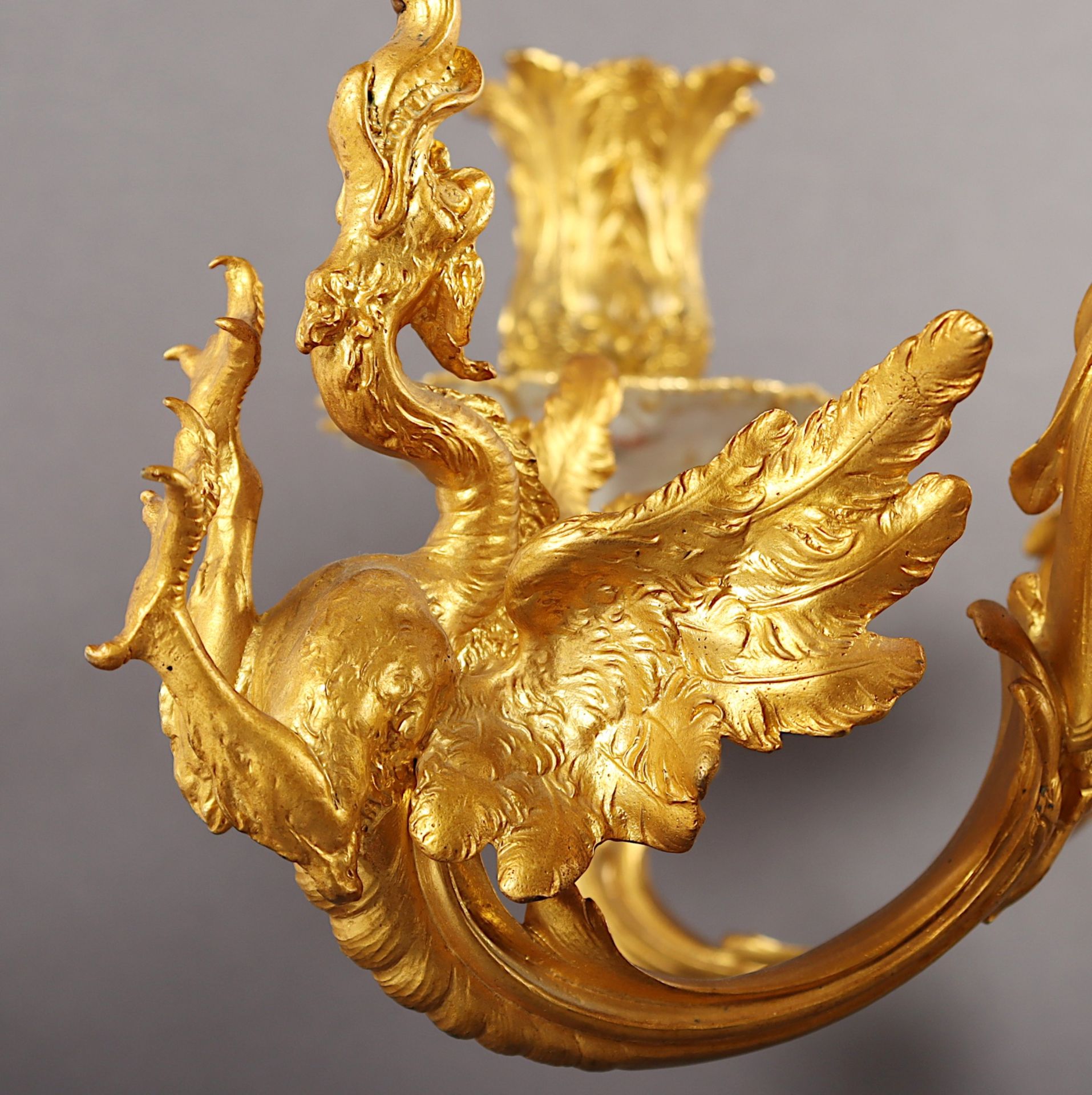 GROSSER KANDELABER, Seger-Porzellan, vergoldete Bronze, steckbarer siebenflammiger Leuchteraufsatz, - Bild 10 aus 12