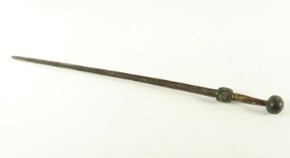 KURZES SCHWERT, Bronze, dreikantige Stichklinge, kurze Parierstange in Form zweier Maskarons, große