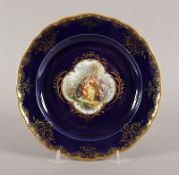 TELLER, königsblauer Fond, im Spiegel goldgerahmte Vierpasskartusche gefüllt mit polychrom gemalter