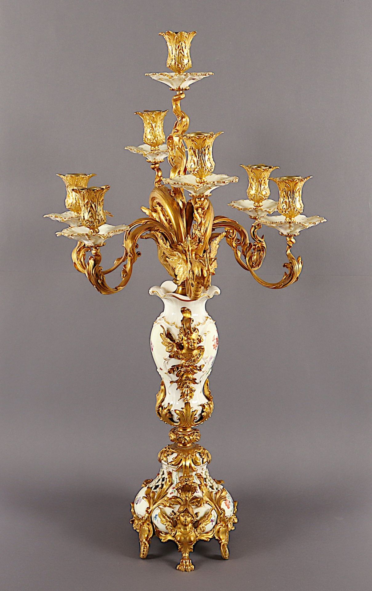 GROSSER KANDELABER, Seger-Porzellan, vergoldete Bronze, steckbarer siebenflammiger Leuchteraufsatz, - Bild 4 aus 12
