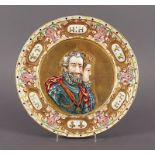 WANDTELLER, Reliefdekor, farbig und gold staffiert, im Spiegel Heinrich IV. von Frankreich und Mari