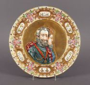 WANDTELLER, Reliefdekor, farbig und gold staffiert, im Spiegel Heinrich IV. von Frankreich und Mari