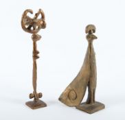 RÜCKER, Doris, "zwei magische Figuren", Bronze, H bis 24,5, jeweils monogrammiert 