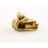 NETSUKE SHISHIMAI-TÄNZER, Elfenbein, der Tänzer hält mit beiden Händen eine große Shishi-Maske, H 4