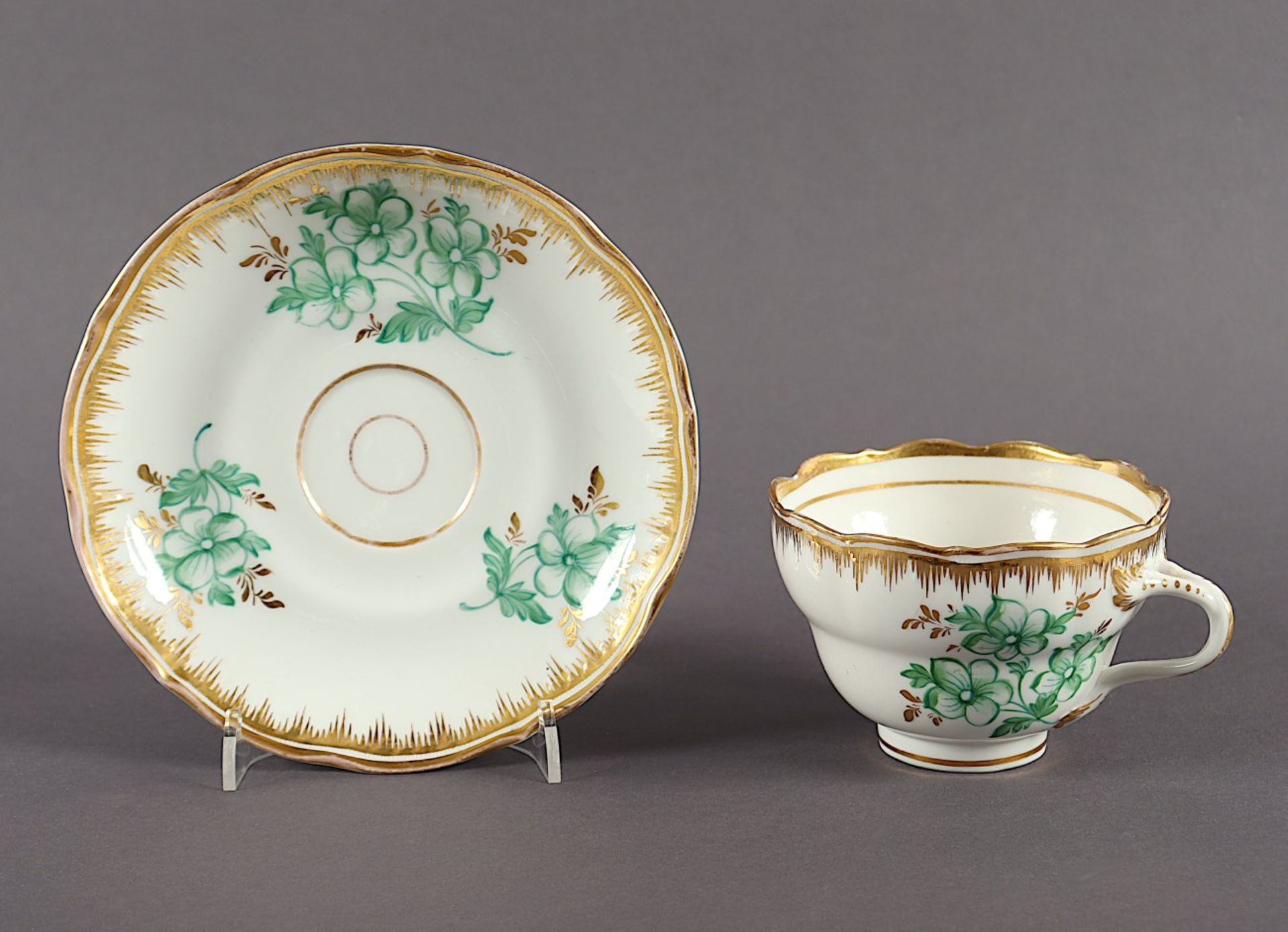 TASSE MIT UNTERTASSE, grün und gold staffiert, H Tasse 6,5, min.ber., KPM BERLIN, 1847-49